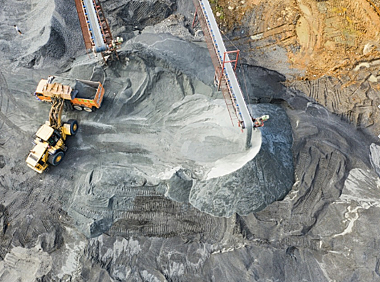 Extraction de l'or dans les mines versus or recyclé