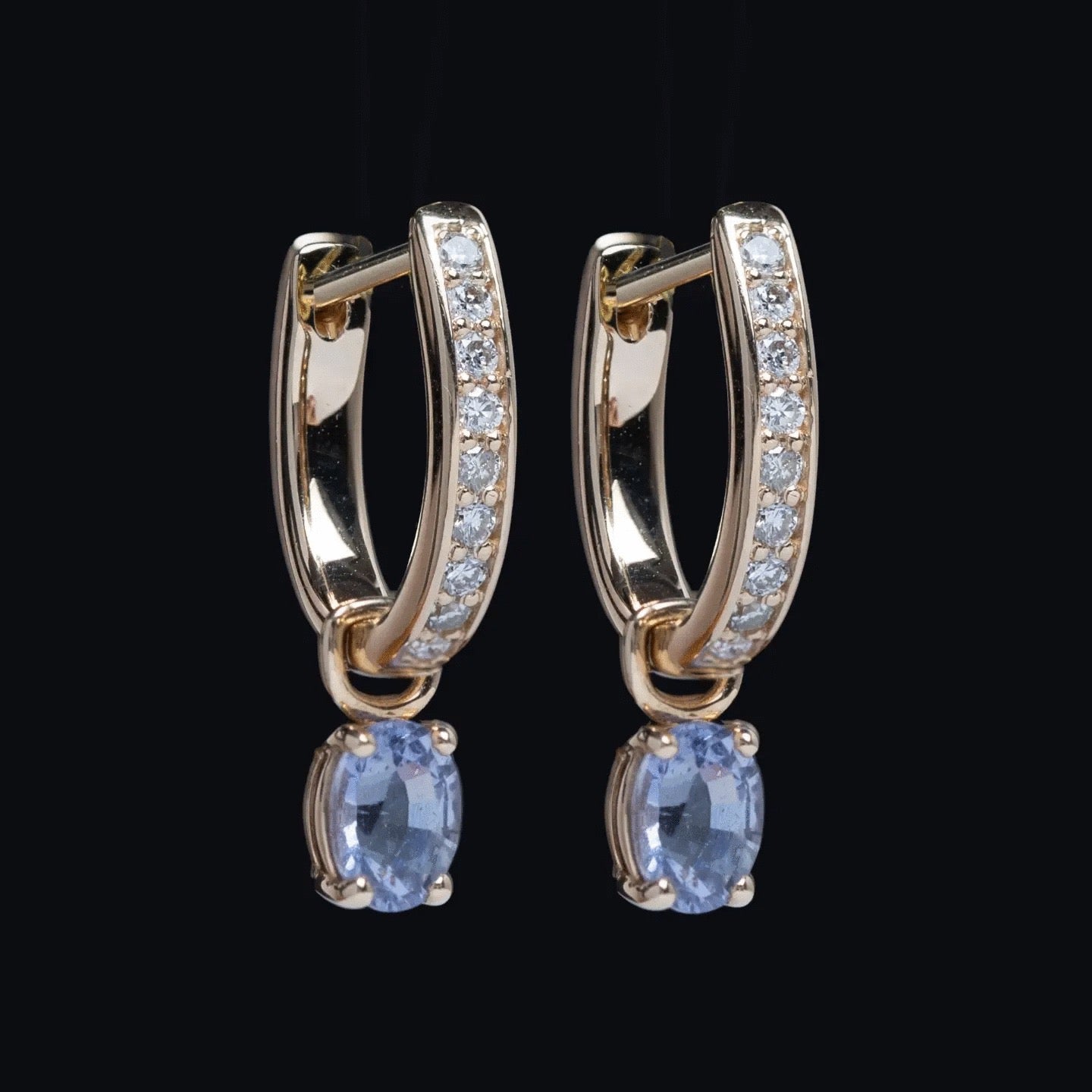 Bijou Boucles d'oreilles Lilas en or avec 18 saphirs blancs, pampilles en or serti de saphirs ovales lavande | Bijouterie Laurence Joaillerie