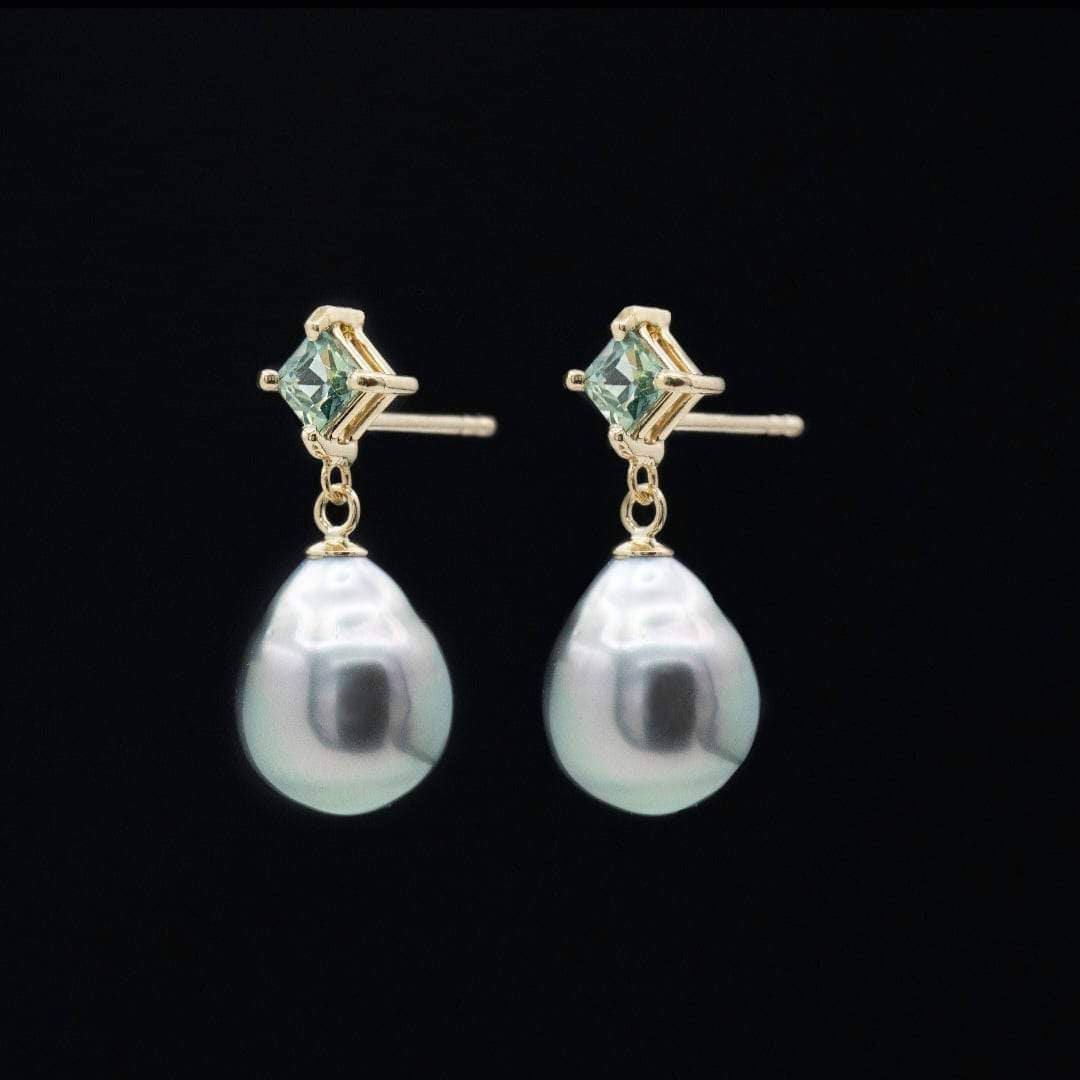 Bijou Cadeau Boucles d'oreilles Vaipoe pendantes or jaune saphirs bicolores perles Tahiti poires accessoire bijoux de luxe | Bijouterie Laurence Joaillerie