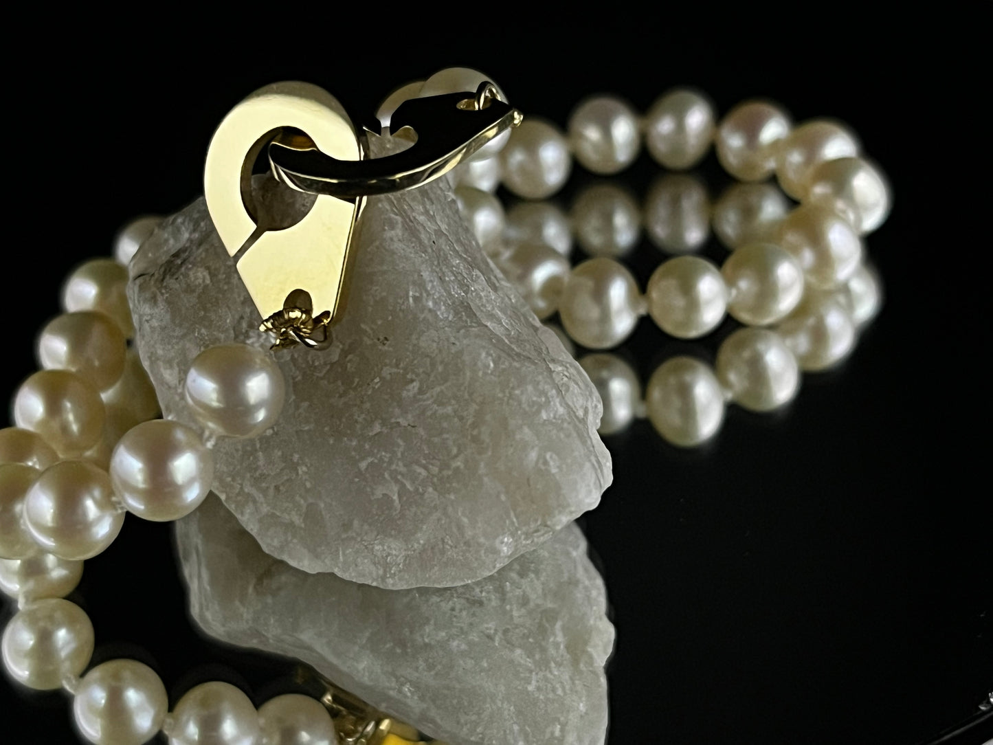 bijou Bracelet Mio perles de culture fermoir design or jaune accessoire tendance luxe | Bijouterie Laurence Joaillerie