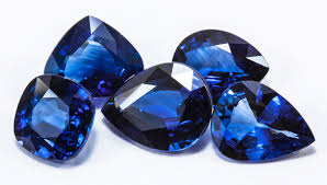 Le saphir, pierre précieuse, bague de fiançailles, bijou de luxe, création de bijou sur mesure
